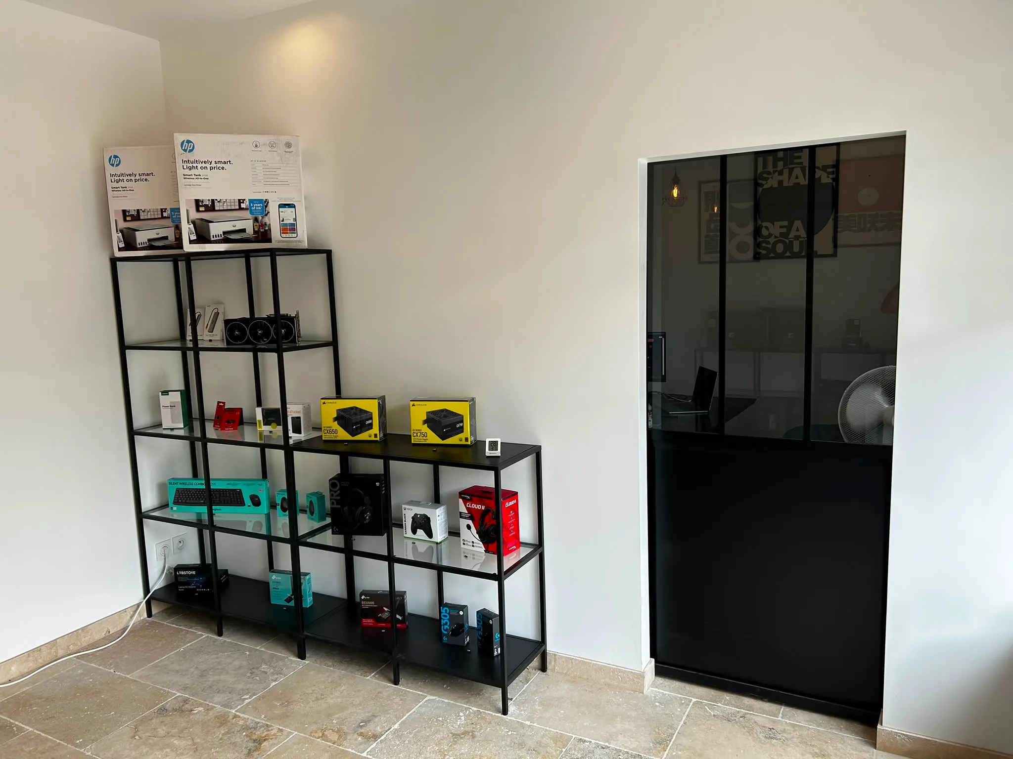 Rayon de composants et d'accessoires de la boutique Jean K Informatique à Parçay-Meslay