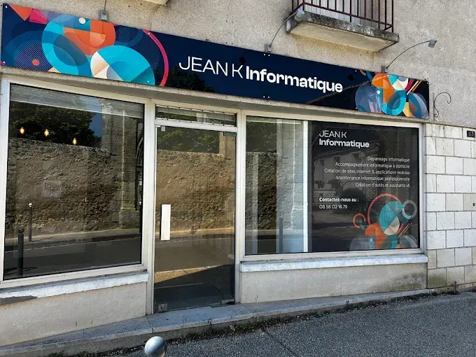 La vitrine de Jean K Informatique, 53 rue de la Mairie à Parçay-Meslay